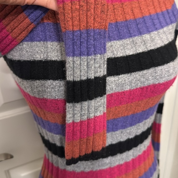 Turtle neck top multi color striped design size medium - Picture 4 of 7